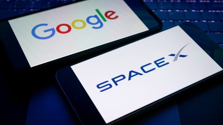 Der Text besagt, dass Google Elon Musks Vision von künstlicher Intelligenz in Datenzentren im Weltraum verwirklicht.